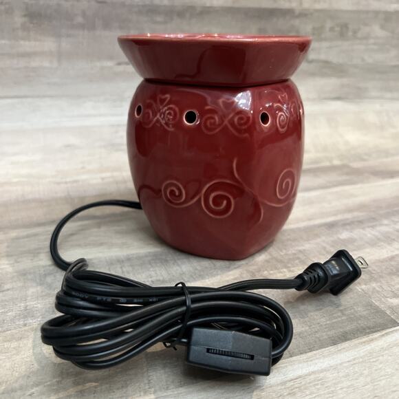 Scentsy‎ Full Size Wax Warmer Heart Shaped Hugs & Kisses Valentines Red Retired - Picture 2 of 6